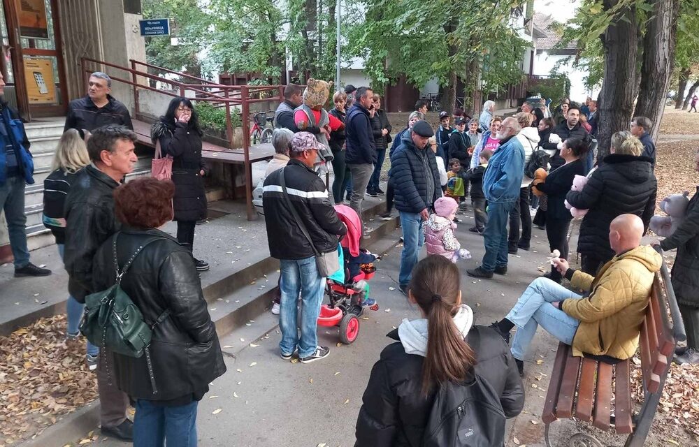 Plüssjátékokkal vonultak fel a topolyaiak, így tiltakozva, amiért kiszakították Martinát az Ozorák családból (Fotók)