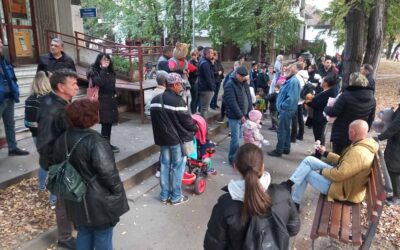 Plüssjátékokkal vonultak fel a topolyaiak, így tiltakozva, amiért kiszakították Martinát az Ozorák családból (Fotók)