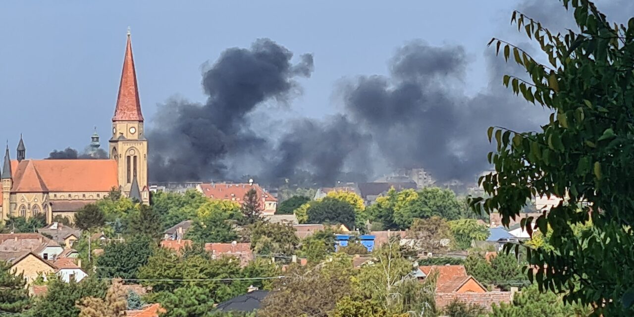 Kigyulladt egy ház Szabadkán, sűrű füst terjeng a városrészben