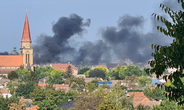 Kigyulladt egy ház Szabadkán, sűrű füst terjeng a városrészben