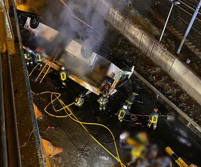 Tragikus buszbaleset Velencénél, legalább huszonegyen meghaltak