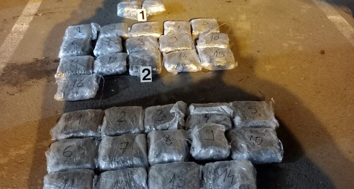 Több mint tizenhat kiló füvet találtak a szerb határrendőrök egy Mercedesben (Fotók)