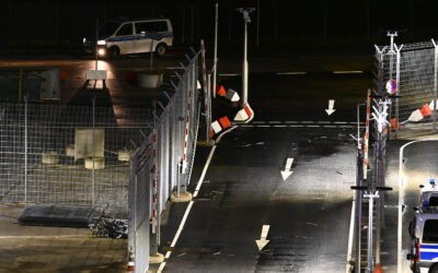 Autójával behajtott a hamburgi repülőtérre egy fegyveres férfi A tárgyalások egész éjjel tartottak