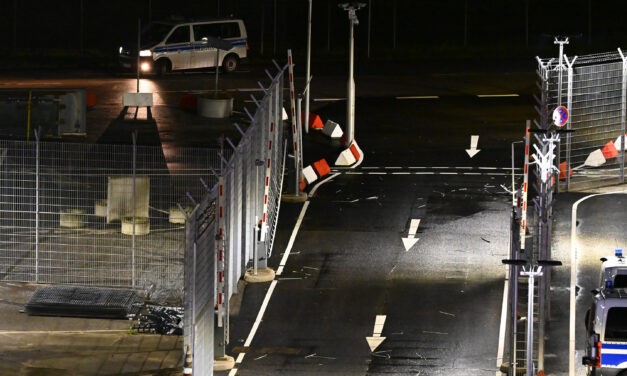 Autójával behajtott a hamburgi repülőtérre egy fegyveres férfi