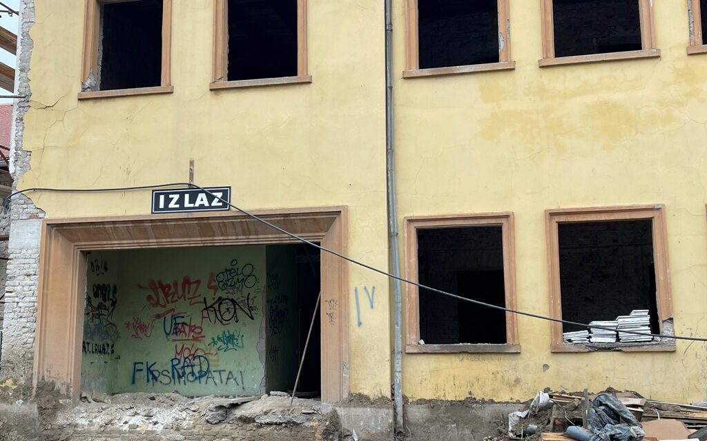 <span class="entry-title-primary">Így néz ki most a szabadkai vasútállomás, aminek felújítása februárra befejeződik (Galéria)</span> <span class="entry-subtitle">Szabadka és Belgrád között 2025 márciusában indulhat el az első vonat</span>