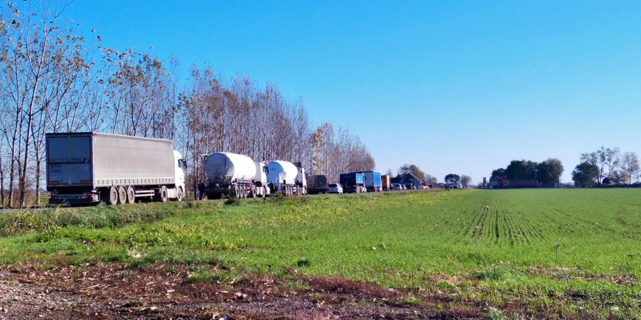 Már a csantavéri utat is lezárták a gazdák