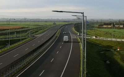 Több mint tíz kilométeren át ment szembe a forgalommal az autópályán a 73 éves sofőr (Videó)