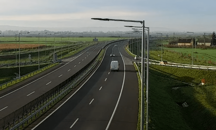 Több mint tíz kilométeren át ment szembe a forgalommal az autópályán a 73 éves sofőr (Videó)