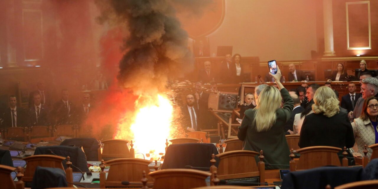 Így tüntet a parlamenti ellenzék Albániában