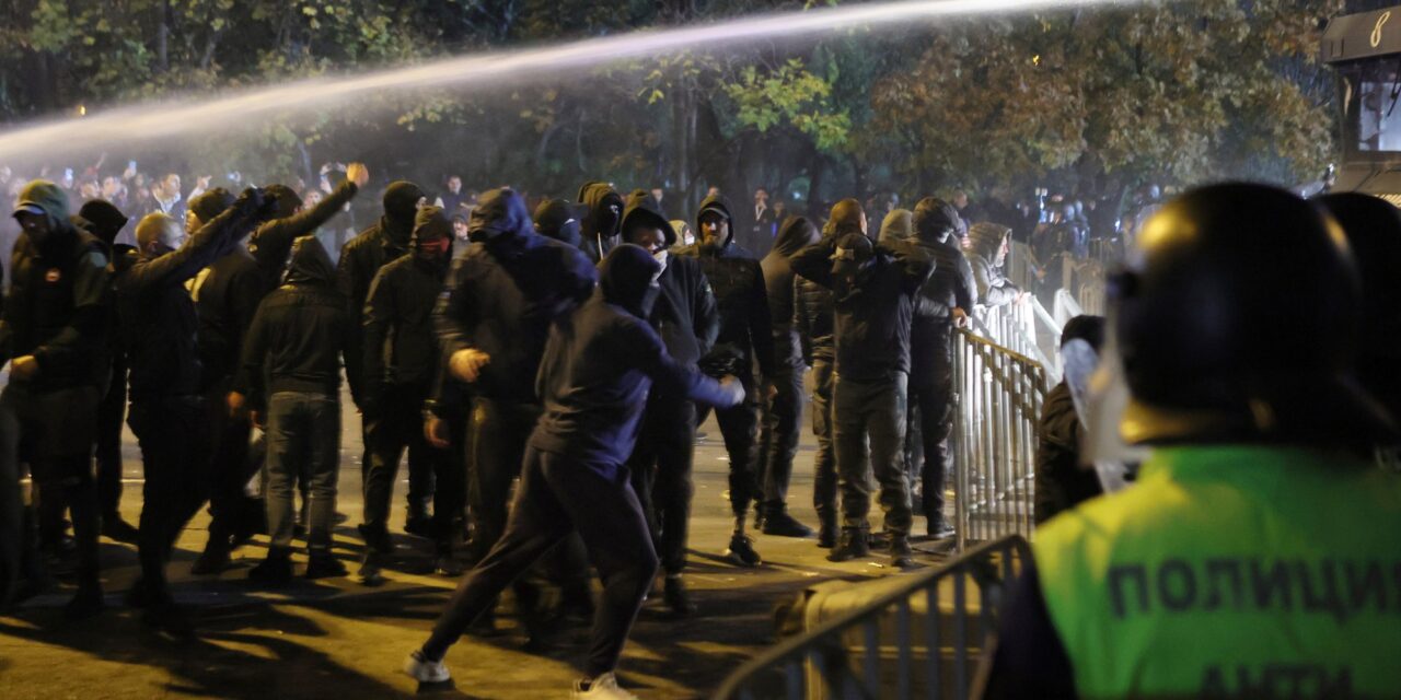 Vízágyúval oszlatták az erőszakos focihuligánokat Szófiában (Fotók+Videó)