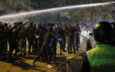 Vízágyúval oszlatták az erőszakos focihuligánokat Szófiában (Fotók+Videó)
