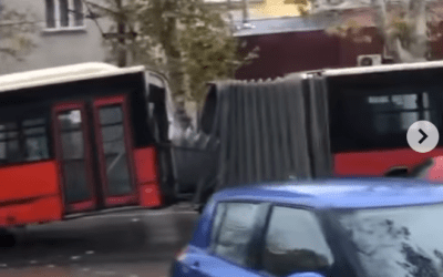 A műszaki kar előtt szakadt ketté egy csuklós busz (Videóval)