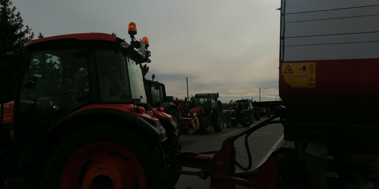 A Szabadka és Nagyfény közötti körforgalomnál köröznek a tiltakozó földművesek (Fotó)