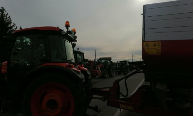 A Szabadka és Nagyfény közötti körforgalomnál köröznek a tiltakozó földművesek (Fotó)