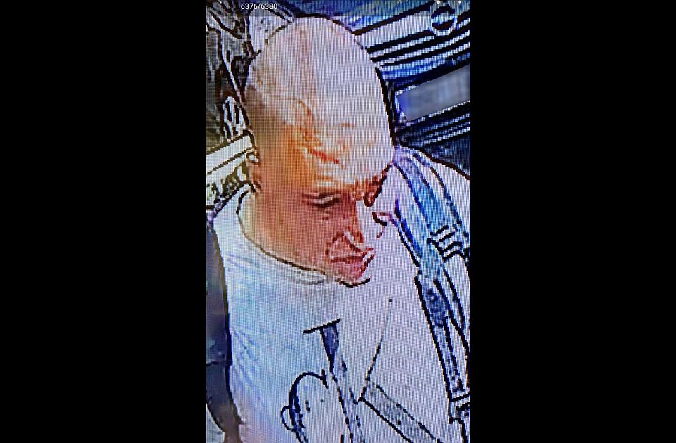 Rablás miatt adott ki körözést a belgrádi rendőrség a képen látható férfi ellen (Fotók)