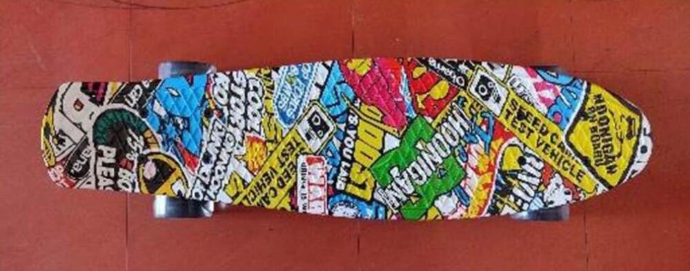 Skateboardot vontak ki a forgalomból