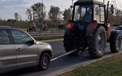 Egy tiltakozó traktorista vontatta el a lerobbant autót (Videó)