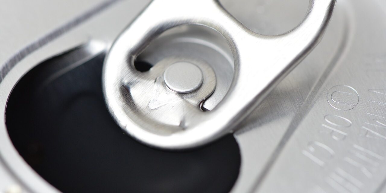 Az energiaital egyetlen kortyáért is pénzt kérnek a szerb diákok egymástól