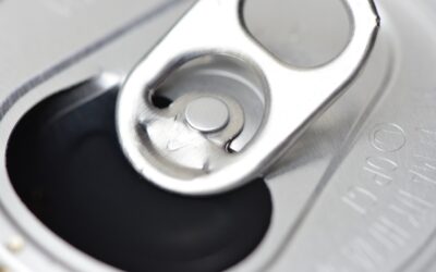 Az energiaital egyetlen kortyáért is pénzt kérnek a szerb diákok egymástól