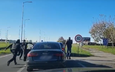 Szerbiai rendszámú autót támadtak meg huligánok Horvátországban, a rendőrség tétlenül végignézte (Videó)