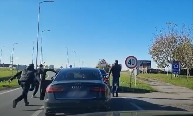 Szerbiai rendszámú autót támadtak meg huligánok Horvátországban, a rendőrség tétlenül végignézte (Videó)