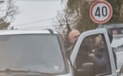 Az út kellős közepén verekedett össze a taxi és a furgon sofőrje (Videó)