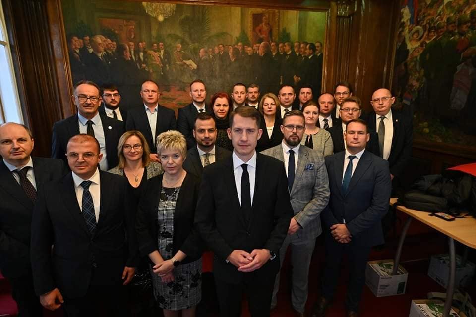 <span class="entry-title-primary">Legenyhébben: Kezdődik a „cicaharc”?</span> <span class="entry-subtitle">Durvábban: Úgy tűnik, leszámolás várható a vajdasági magyar politikai szemétdombon – Balla Lajos levele</span>