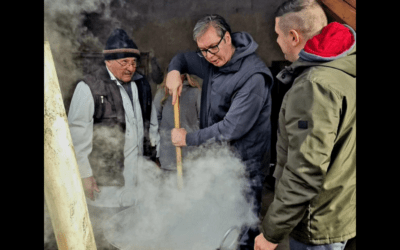 Vučić töpörtyűt sütött Ludason (Fotók)