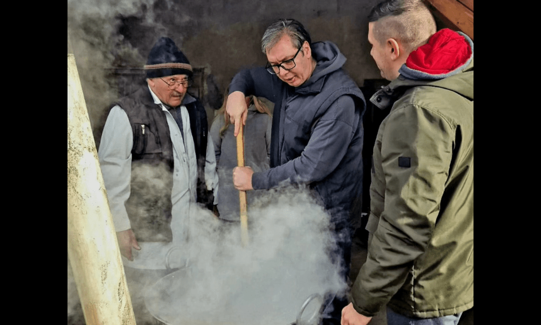 Vučić töpörtyűt sütött Ludason (Fotók)