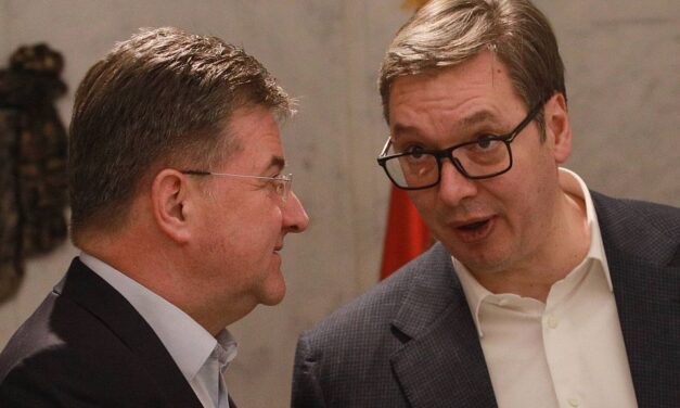 Lajčák kedden Belgrádban Vučićtyal találkozik