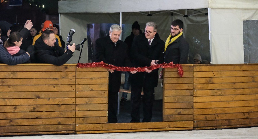 Megnyílt a zentai műjégpálya