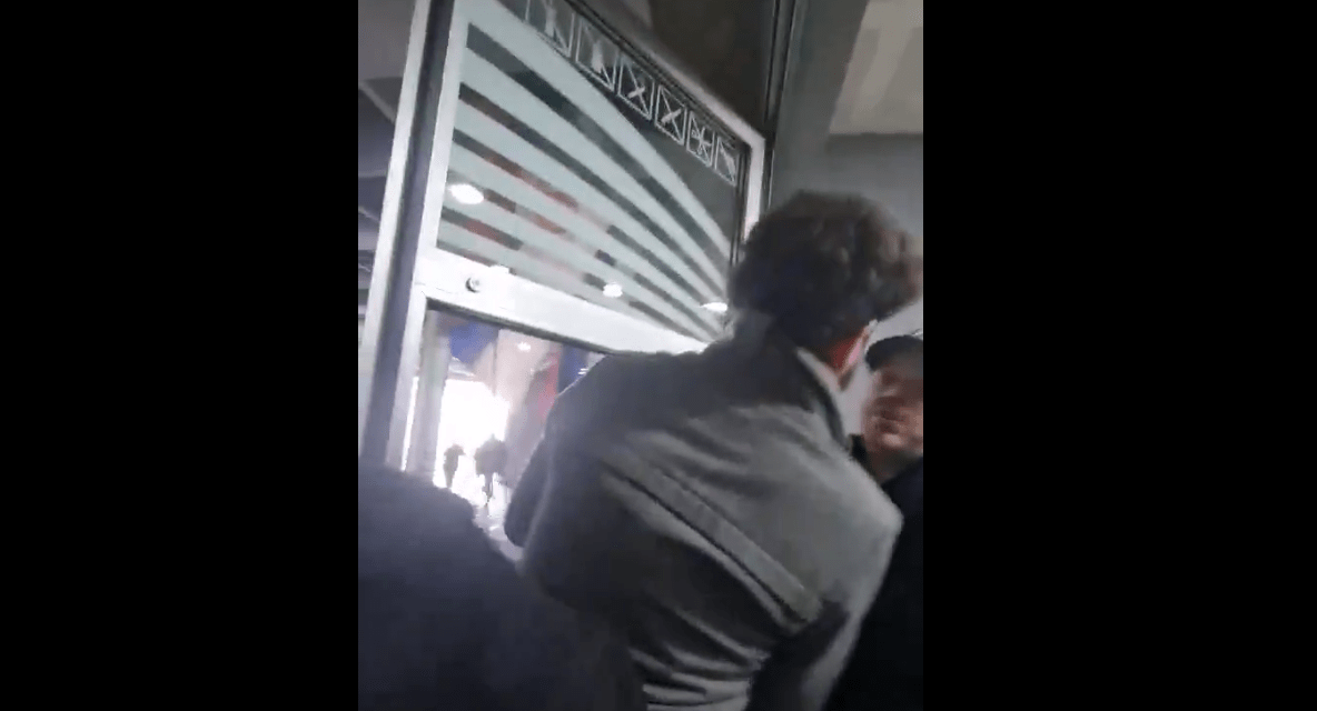 Kidobták a Köztársasági Választási Bizottság tagjait a belgrádi Arénából (VIDEÓ)