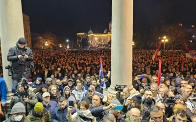 Betörték az ajtót a tüntetők, az elnök szerint szó sincs forradalomról