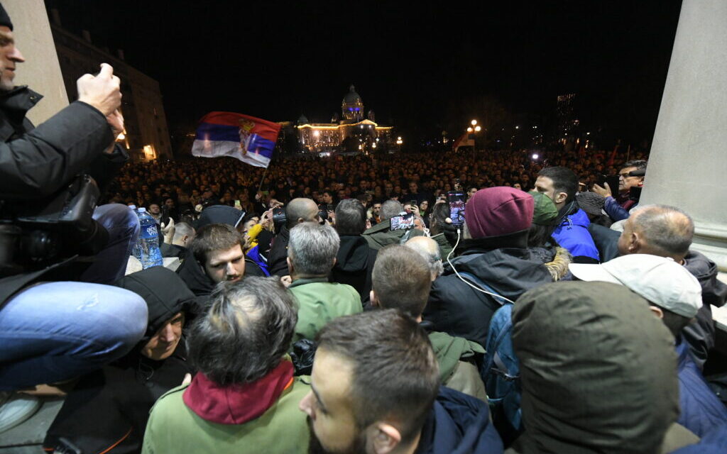 Kirúgták a lovardából, mert tüntetésen vett részt