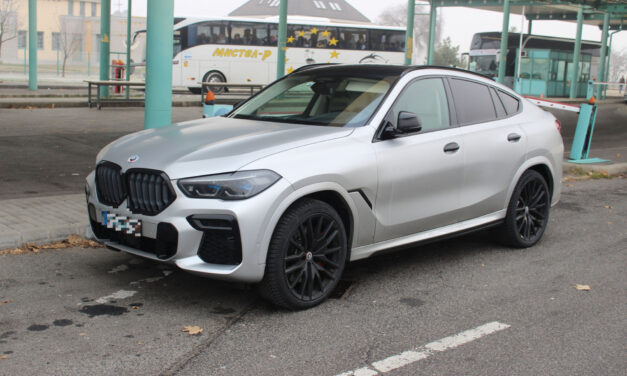 50 milliós BMW X6-ost kapcsoltak le Röszkénél
