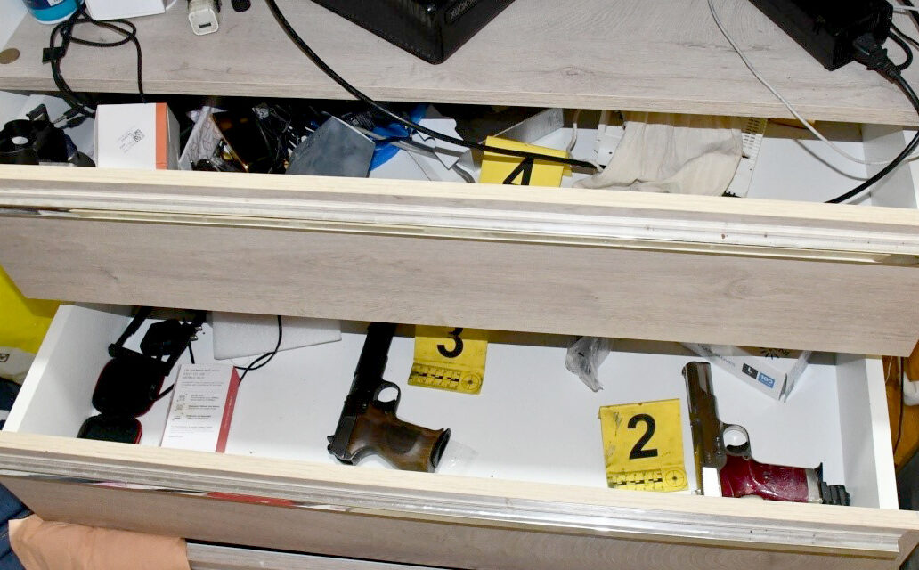 Keménydrogokat és fegyvereket foglaltak le a rendőrök (Fotók)