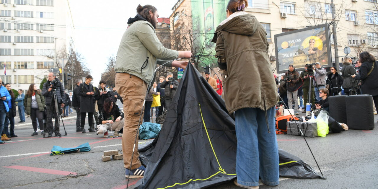 Egyetemi kempinget hoztak létre Belgrád központjában, 24 órán át blokkolják a közlekedést