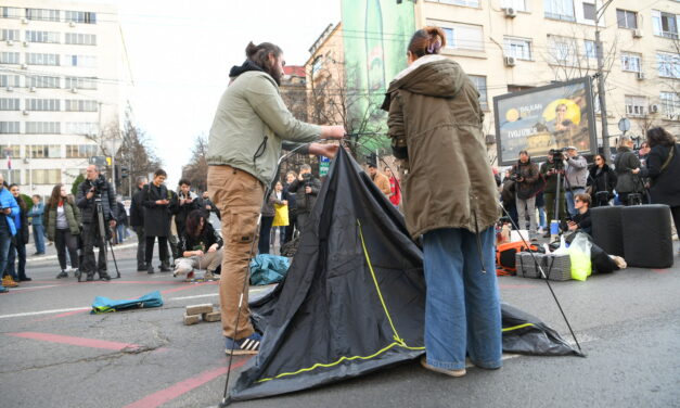 Egyetemi kempinget hoztak létre Belgrád központjában, 24 órán át blokkolják a közlekedést