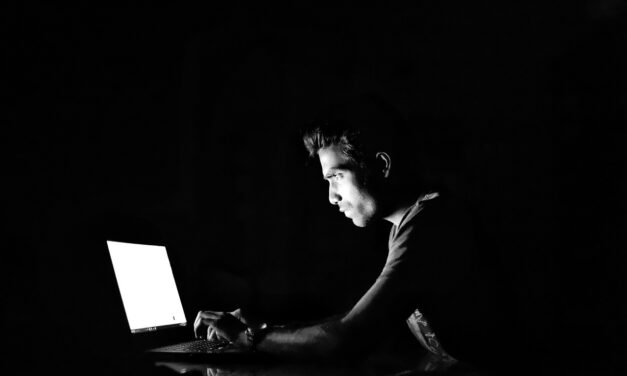 „A haladópárti bérkommentelők visszaéltek elhunyt fiam személyazonosságával”