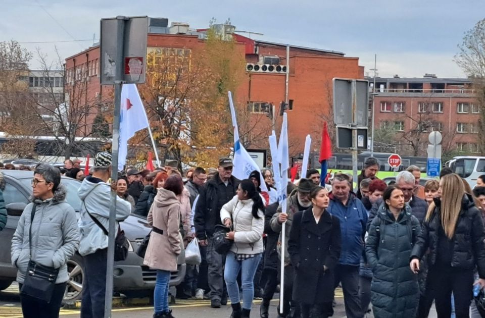 Szendviccsel dobáltak meg a haladók egy újvidéki gimnazistát, mert nem akart pártrendezvényre menni