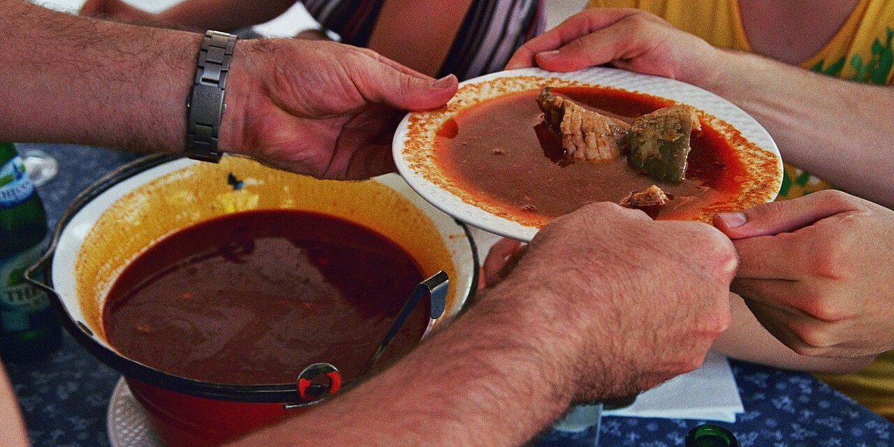 Jótékonysági halászlé-osztás Magyarkanizsán