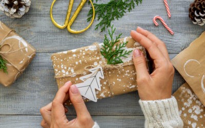 Egyre népszerűbbek az egyedi ajándékok és díszek Karácsony előtt sok dolga volt azoknak a kézműveseknek, akik alkalmi dekorációkat és személyre szabott ajándékokat készítenek