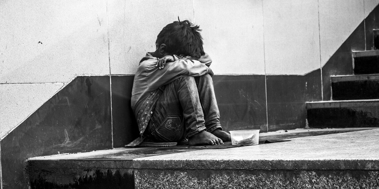 Kiskorú gyerekeiket kényszerítették koldulásra