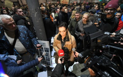 Az állami köztelevízió is tudósít a tüntetésről, Tepić is nyilatkozott