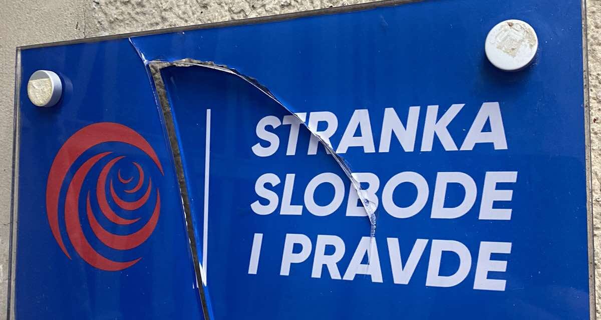 Vandálok törték össze a Szabadság és Igazságosság Párt szabadkai tábláját