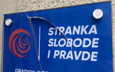 Vandálok törték össze a Szabadság és Igazságosság Párt szabadkai tábláját