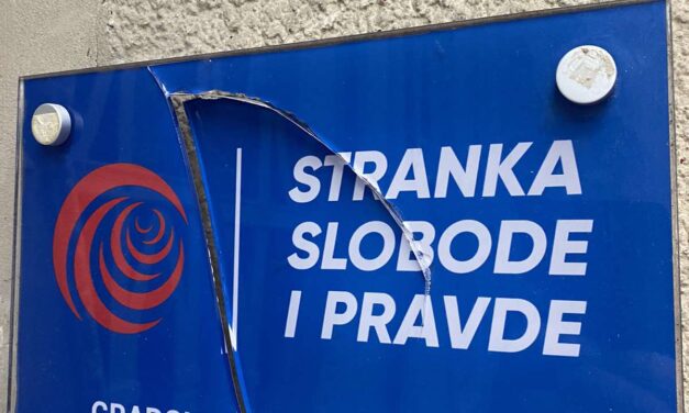 Vandálok törték össze a Szabadság és Igazságosság Párt szabadkai tábláját