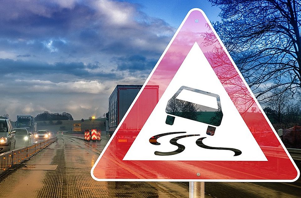 A jegesedés és a köd miatt maximális odafigyelésre van szükség!