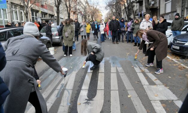 Tiltakoztak a szülők a Ribnikar előtt