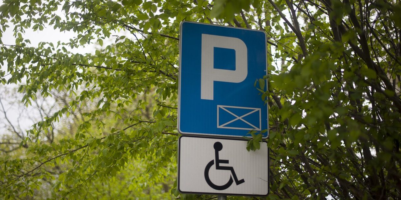 Kitépte a jelzőtáblát és megverte a férfit